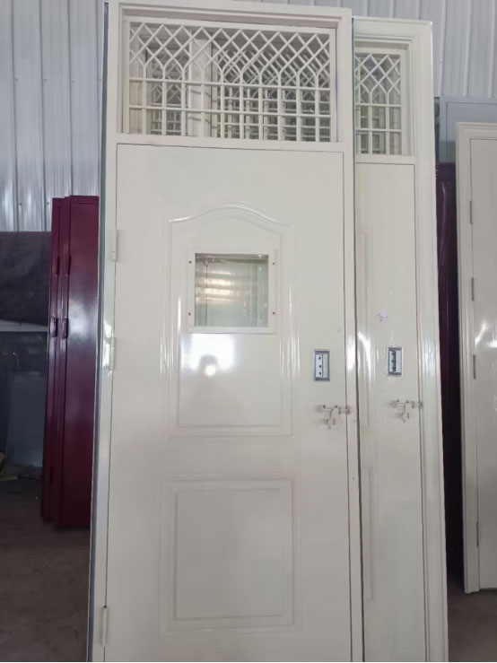 察布查尔学校教室门