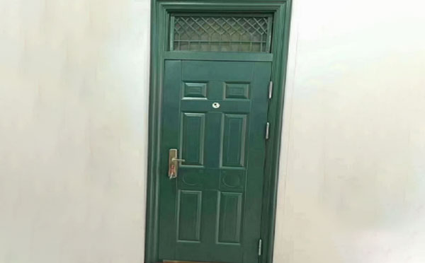 察布查尔学校教室门