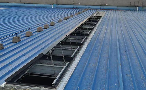 某城市大型商业综合体中庭察布查尔排烟窗工程