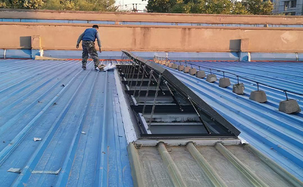 某区域性物流仓储中心察布查尔排烟窗系统安装项目