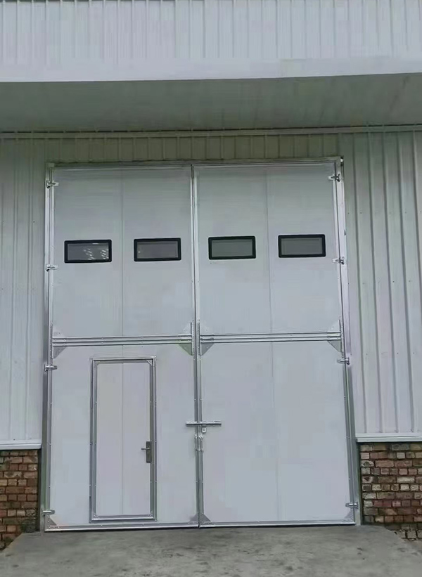 察布查尔工业门在设备装配车间出入口的实施记录