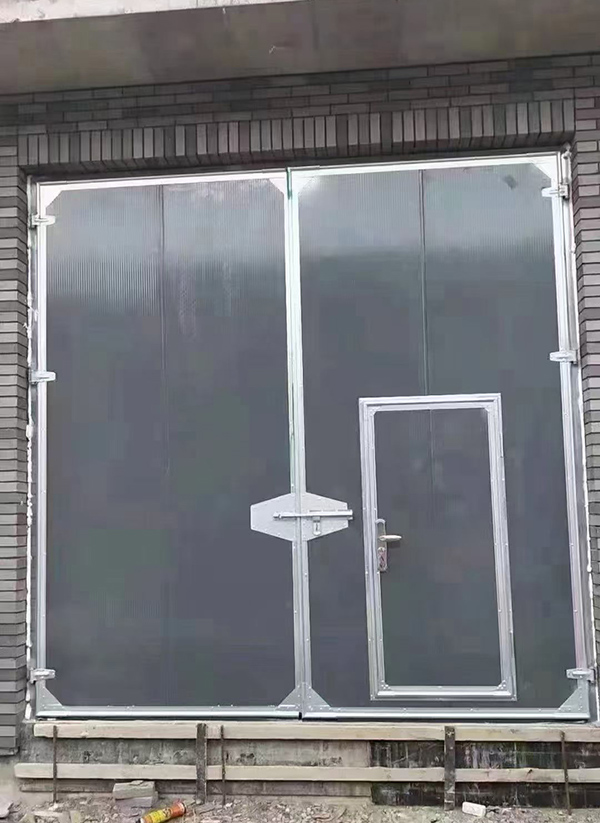 察布查尔工业平开门在大型设备制造车间的应用实例